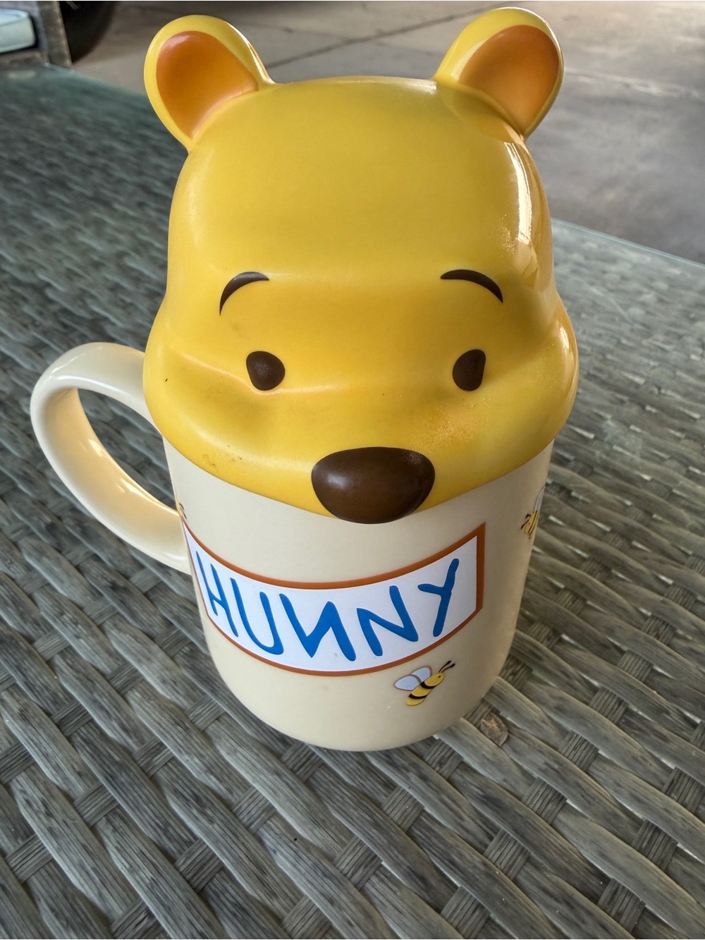 Disney Store Winnie the Pooh "HUNNY" Ceramic Peek a Boo Lid Mug EUC